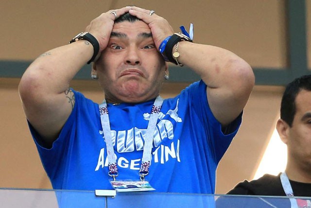 Maradona ôm đầu tiếc nuối khi chứng kiến Argentina phải nhận thất bại 0-3 trước Croatia.