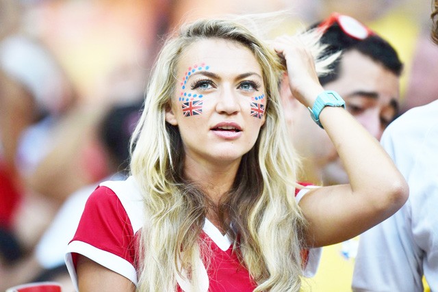 Mỹ nhân Anh và Panama ‘đọ sức nóng’ trên khán đài World Cup