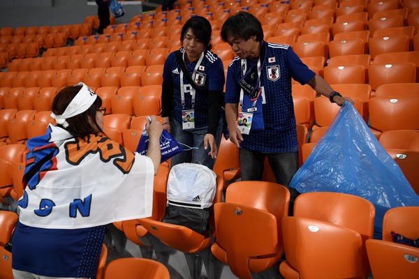 CĐV Nhật Bản gom rác trên khán đài, khiến cả thế giới ngưỡng mộ