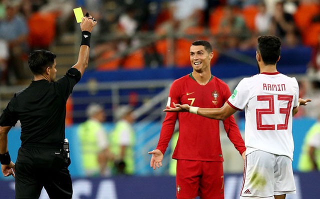 Đánh nguội đối thủ, Ronaldo vẫn thoát thẻ đỏ