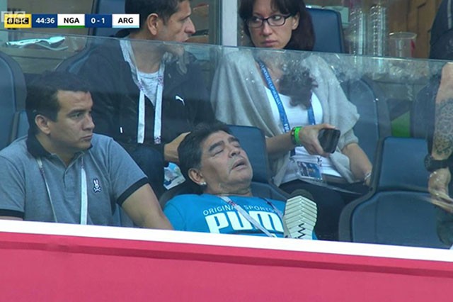 Maradona đã uống rượu trước khi xem trận đấu giữa Argentina và Nigeria.