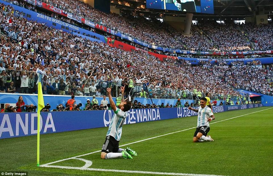 'Xé lưới' Nigeria, Messi bắt kịp kỳ tích của Maradona