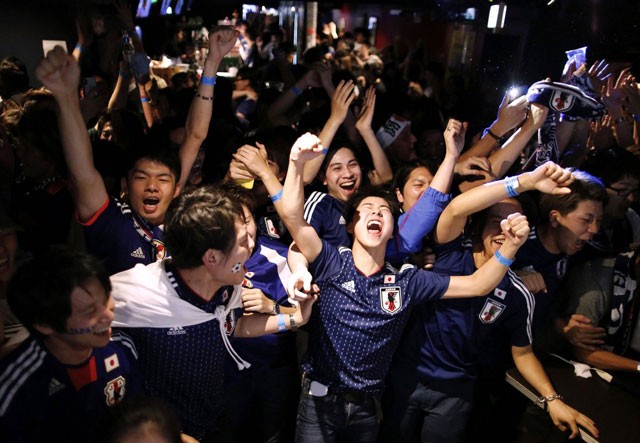 CĐV Nhật đổ ra đường mừng chiến tích của đội nhà ở World Cup