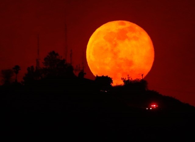 Vì sao Mặt Trăng có màu đỏ khi xảy ra nguyệt thực toàn phần?