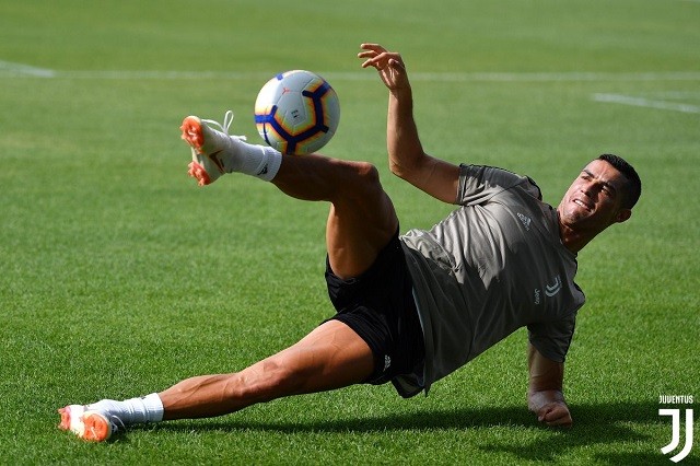 Mục kích Ronaldo trình diễn kỹ thuật siêu đẳng trên sân tập Juve