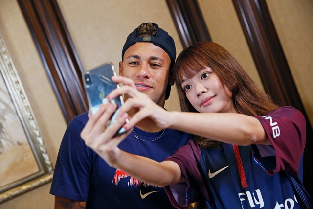 Đến Trung Quốc, Neymar được dàn mỹ nhân bủa vây