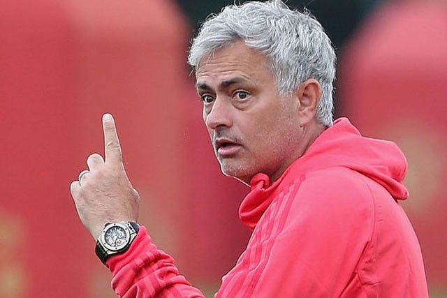 HLV Jose Mourinho muốn M.U nhanh chóng chiêu mộ thêm tân binh để cạnh tranh chức vô địch Premier League.