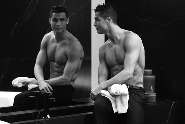 Theo lời kể của Ferdinand, Ronaldo rất thích soi gương và nhận xét về vẻ đẹp của mình.