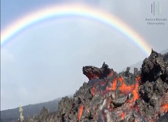Vẻ đẹp 'đáng sợ' khi núi lửa phun trào ở Hawaii