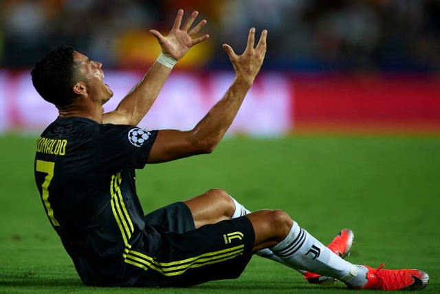 Ronaldo khóc nức nở sau khi bị truất quyền thi đấu.