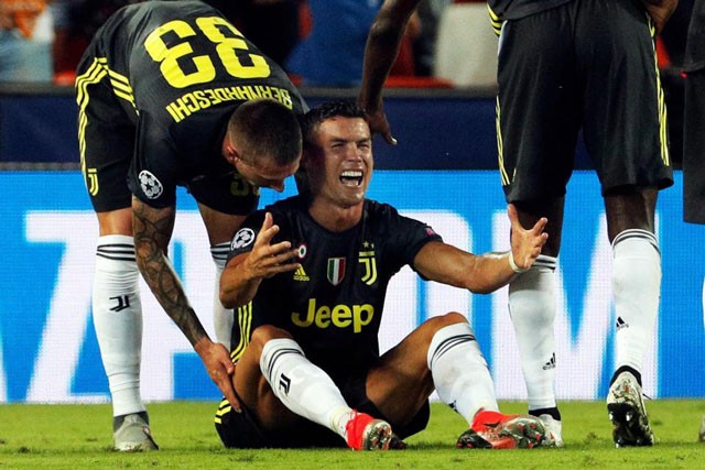 Ronaldo bày tỏ sự bức tức khi bị truất quyền thi đấu.