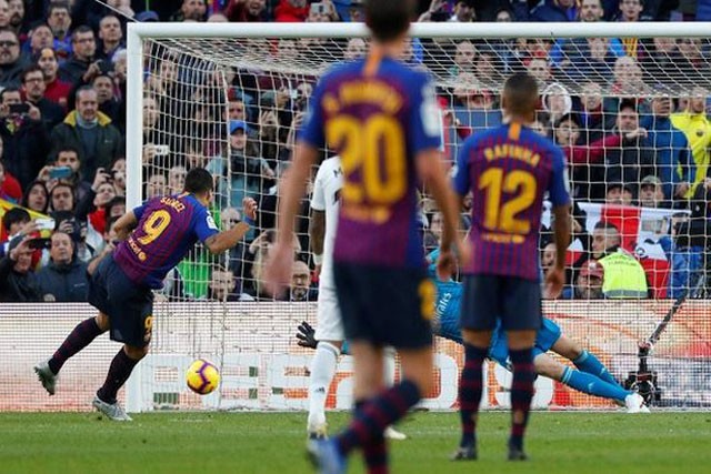 Suarez (9) đã giúp Barca "vùi dập" Real bằng một cú hat-trick.