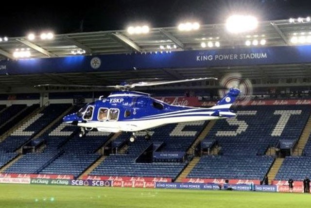 Trực thăng chở Chủ tịch Leicester rời sân King Power.