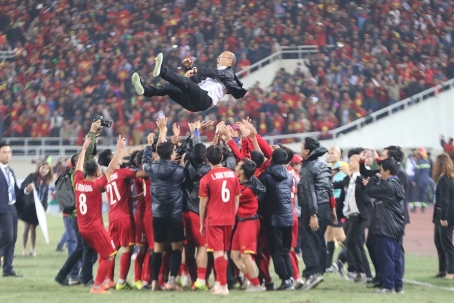 Các cầu thủ tung hô HLV Park Hang Seo sau khi vô địch AFF Cup 2018. Ảnh: Như Ý 