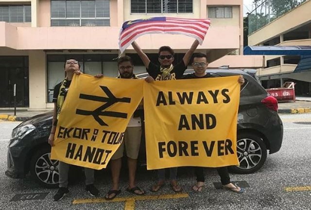 4 CĐV Malaysia đã lái xe 3.000 km trong hơn 1 ngày để có thể tới Hà Nội.