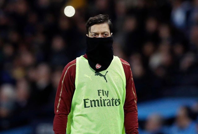 Arsenal đã dùng "biện pháp mạnh" nhằm gây áp lực khiến Ozil phải ra đi.