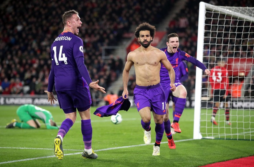 VIDEO: Ngược dòng ấn tượng, Liverpool đòi lại ngôi đầu