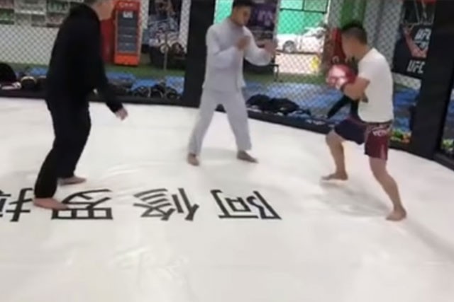 Hong Lijing (phải) chỉ mất 6 giây để hạ gục đối thủ.