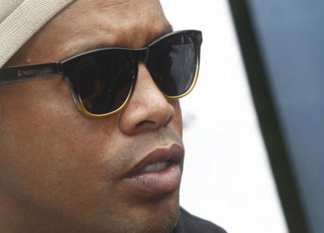 Vì sao Ronaldinho bị tước hộ chiếu và phong tỏa tài sản?