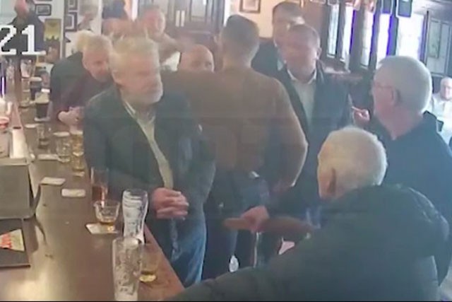 McGregor đấm người già vì bị từ chối khi mời rượu.