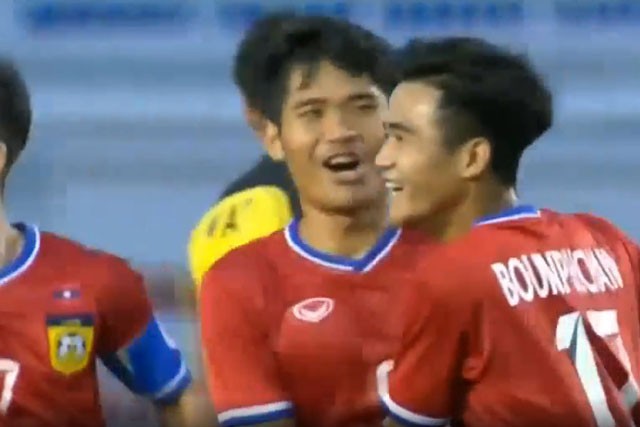 Các cầu thủ Lào ăn mừng bàn thắng.
