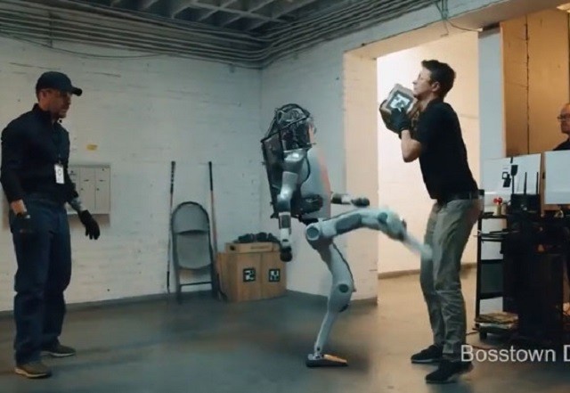 Bị đánh đập dã man, robot phản kháng như trong phim hành động