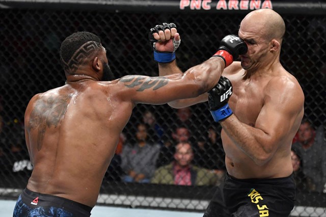 ‘Dao cạo’ UFC ra đòn siêu mạnh khiến đối thủ biến dạng khuôn mặt