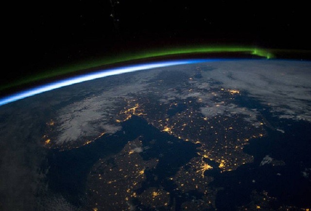 Những hình ảnh đầu tiên của Trái Đất được quay từ không gian 