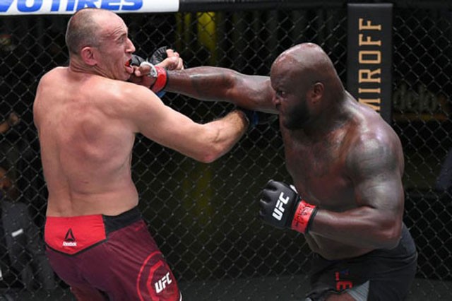 Derrick Lewis tung cú đấm hạ knock-out Alexey Oleinik.