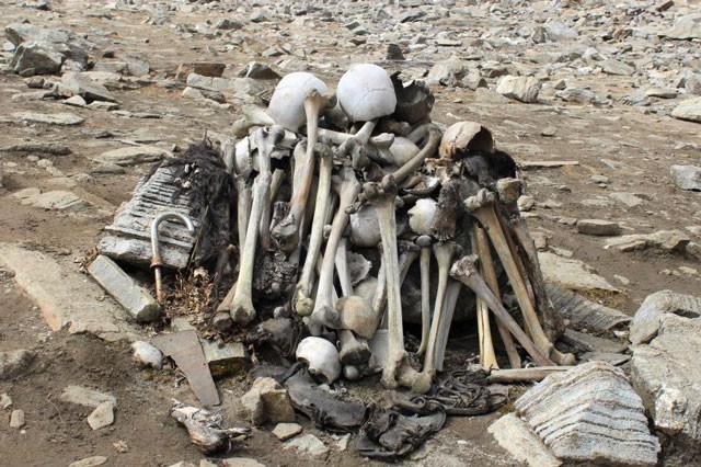 Rất nhiều xương người được tìm thấy ở hồ Roopkund.