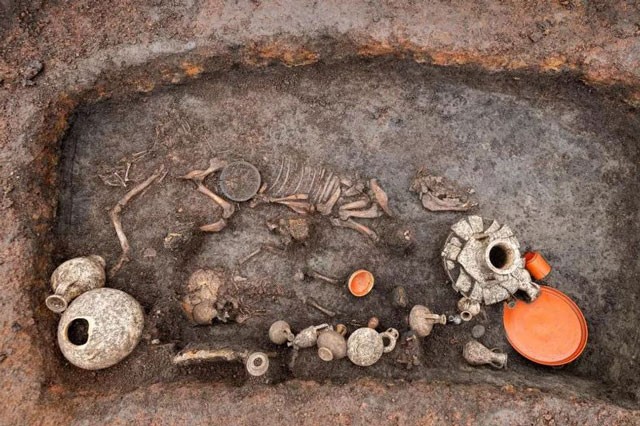 Những đồ vật được tìm thấy trong ngôi mộ.