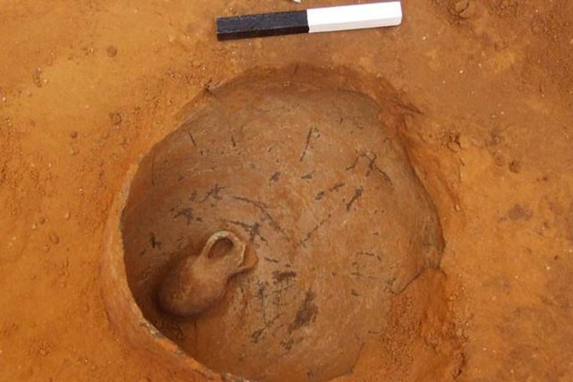 Các nhà khảo cổ tìm thấy hài cốt trẻ em trong bình cổ.