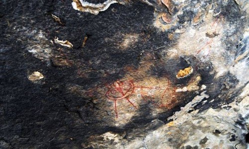 Bức tranh hang động 10.000 năm tuổi nghi vẽ hình UFO