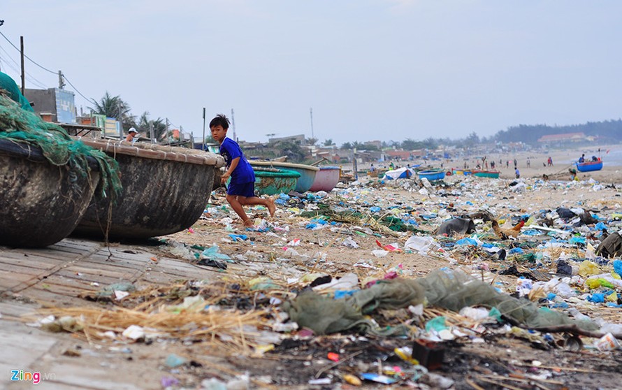 Bờ biển đẹp trở thành bãi chứa hàng tấn rác thải