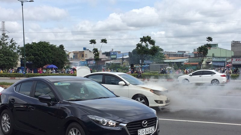 Xe 4 chỗ đang chạy, bốc cháy trên đường Phạm Văn Đồng