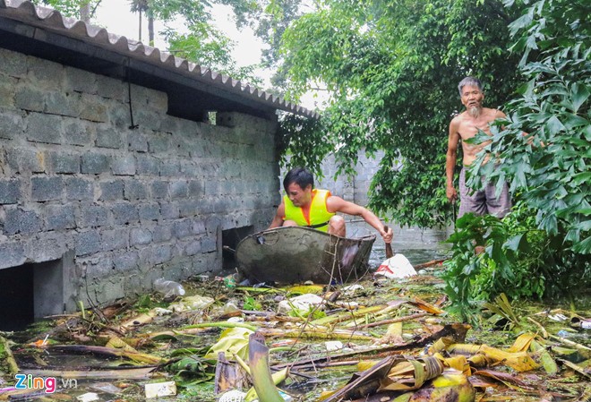 Người dân ngoại thành Hà Nội chật vật với rác sau mưa lũ