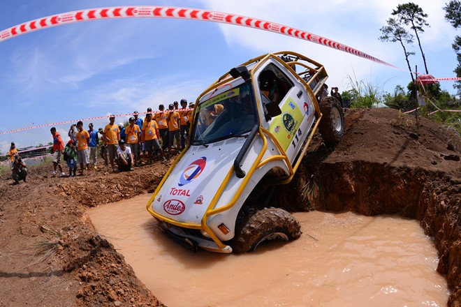 80 đội tranh tài ở giải đua ôtô địa hình tại Tuần Châu