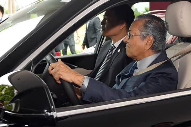 Thủ tướng Malaysia Mahathir Mohamad chạy thử xe VinFast Lux SA 2.0