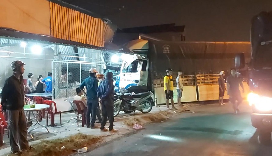 Tiền Giang: Thảm nhựa đường không đặt cảnh báo, một xe tải lao vào nhà dân 