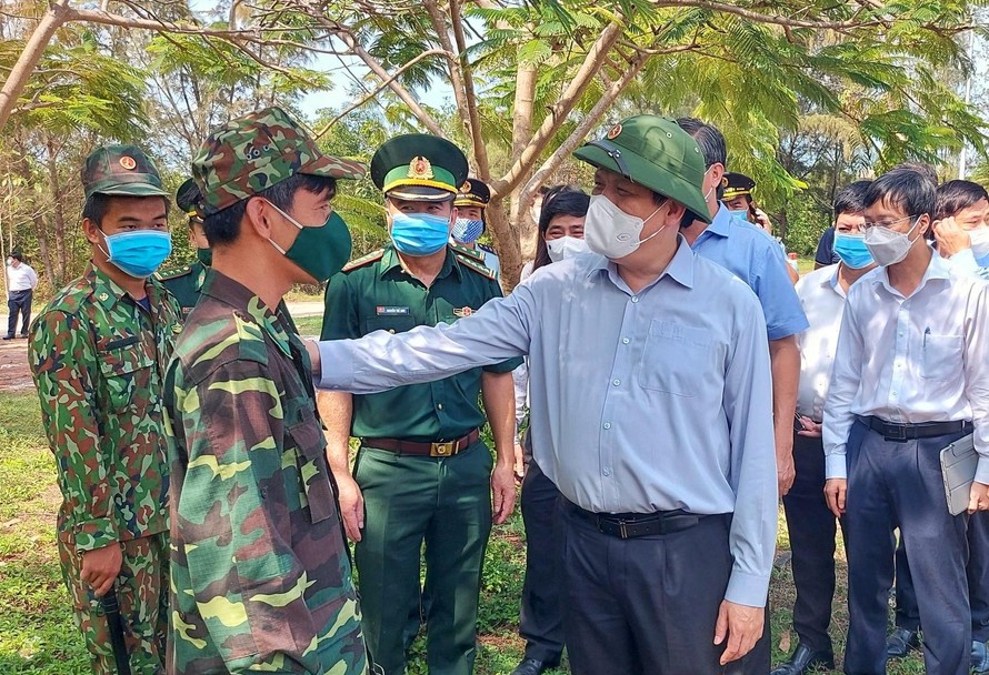 Bộ trưởng Nguyễn Thanh Long đến thăm hỏi và kiểm tra công tác phòng chống dịch tại Đồn biên phòng cửa khẩu quốc tế Hà Tiên.