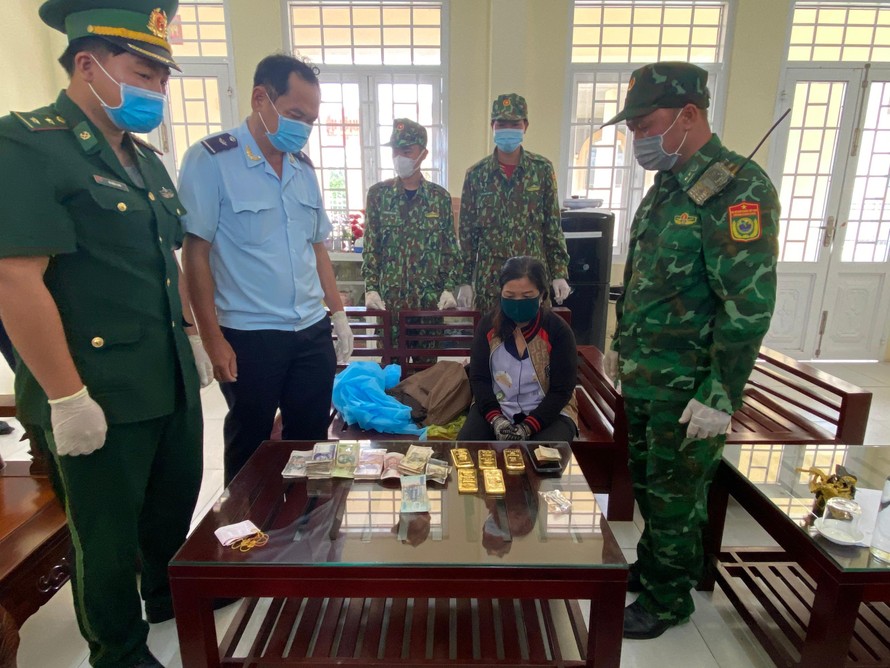 Huỳnh Thị Nguyên cùng số tang vật bị bắt giữ.
