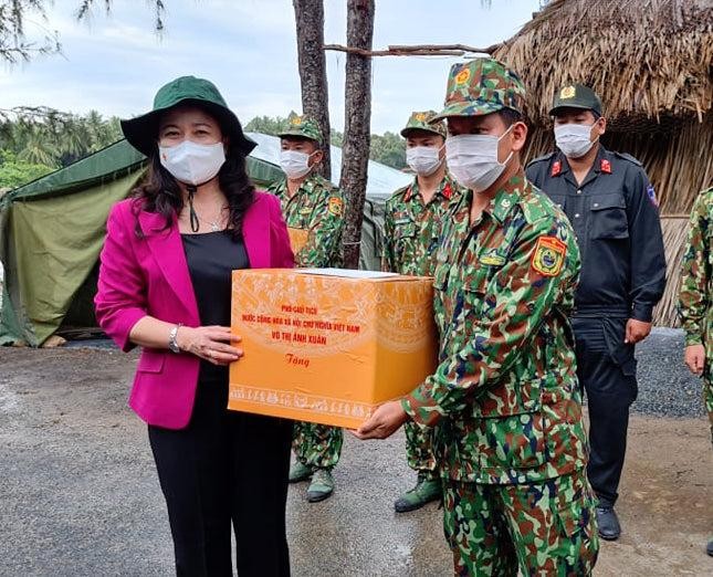 Phó Chủ tịch nước Võ Thị Ánh Xuân thăm, động viên lực lượng chống dịch Kiên Giang