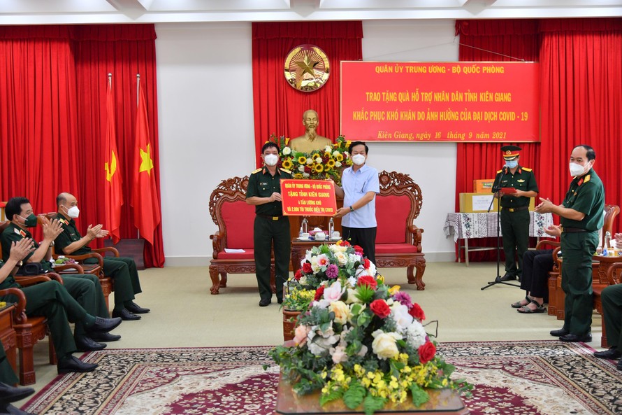 Trung tướng Ngô Minh Tiến, thừa ủy quyền của Quân ủy Trung ương, Bộ Quốc phòng tặng tỉnh Kiên Giang 4 tấn lương khô, 2.000 túi thuốc điều trị COVID-19