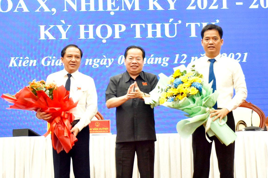 Ông Mai Văn Huỳnh - Phó Bí thư Tỉnh ủy, Chủ tịch HĐND tỉnh Kiên Giang tặng hoa chúc mừng ông Lê Quốc Anh (bìa phải) và ông Nguyễn Đức Chín.