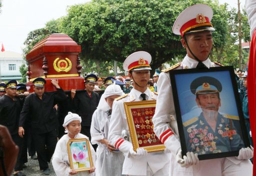 Ngàn người dân đón linh cữu Anh hùng phi công Nguyễn Văn Bảy