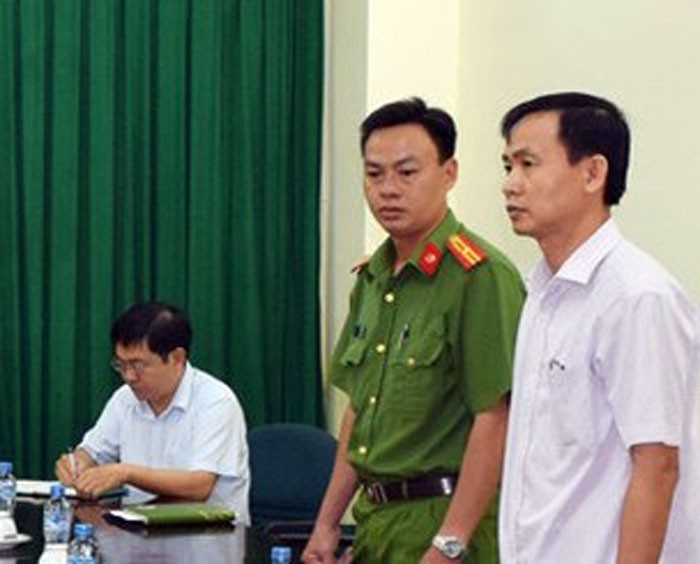 Công an đọc lệnh bắt tạm giam ông Trần Văn Tâm.