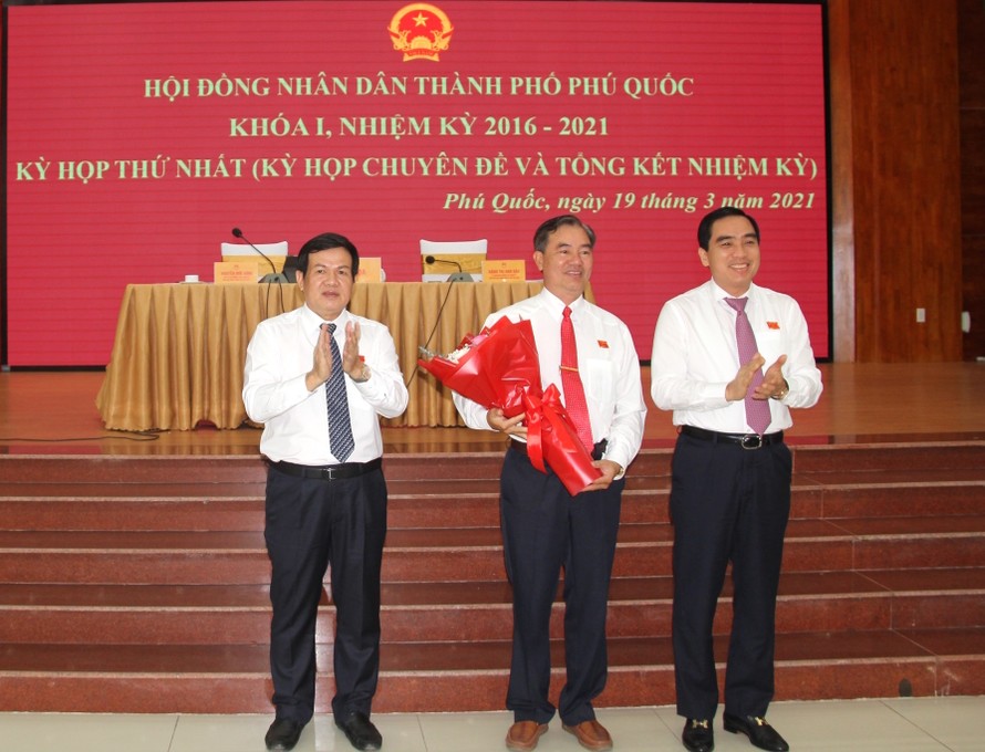 Ông Đoàn Văn Tiến (ở giữa) được bầu giữ chức Phó Chủ tịch UBND TP. Phú Quốc.