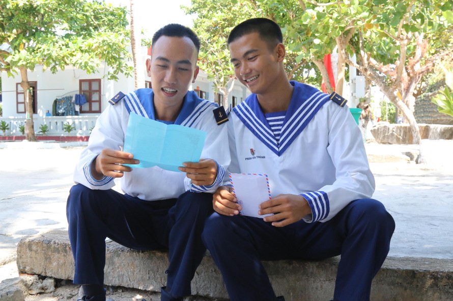 Hai chiến sỹ Phan Văn Thành, Nguyễn Thành Tâm cùng đọc bức thư của đồng đội ở đảo Sinh Tồn gửi sang