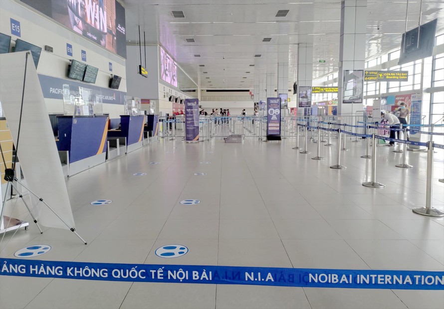 Cảnh vắng lặng tại quầy làm thủ tục lên máy bay nội địa tại sân bay Nội Bài, khác cảnh rồng rắn xếp hàng chỉ cách đây hơn 1 tuần (Ảnh chụp sáng 14/5) Ảnh: Đình Quang-NIA