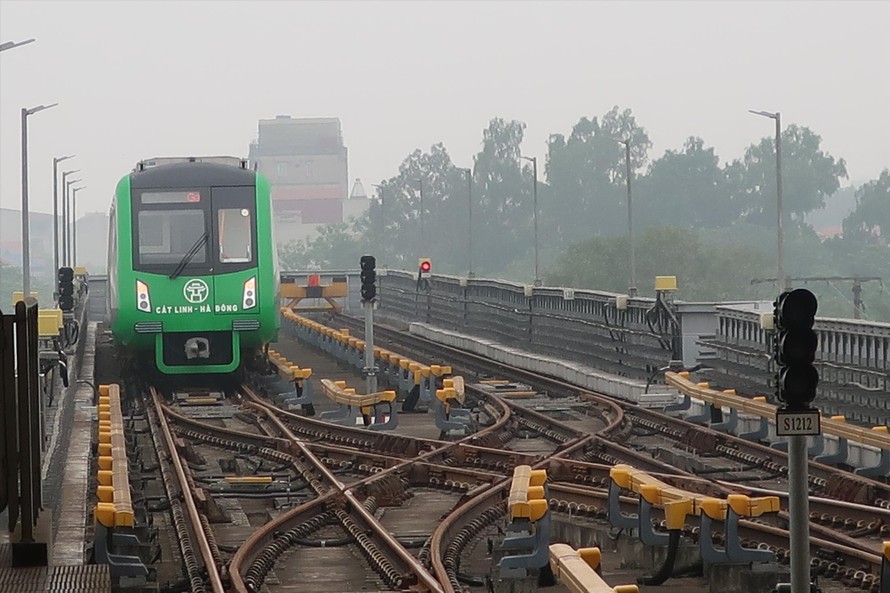 Vốn đầu tư công chậm được giải ngân gây ra nhiều lãng phí (Dự án đường sắt Cát Linh - Hà Đông chậm trễ đưa vào vận hành) Ảnh: Phạm Thanh 